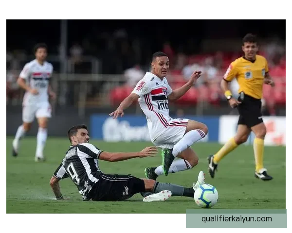 莱万多夫斯基帽子戏法集锦：近期状态回暖表现稳健